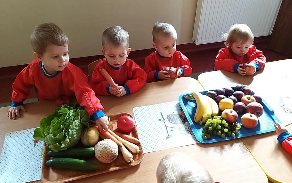dzieci-jedzace-warzywa