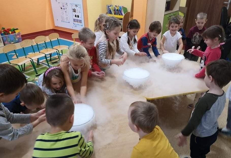Akademia Odkrywców - doświadczenia chemiczne