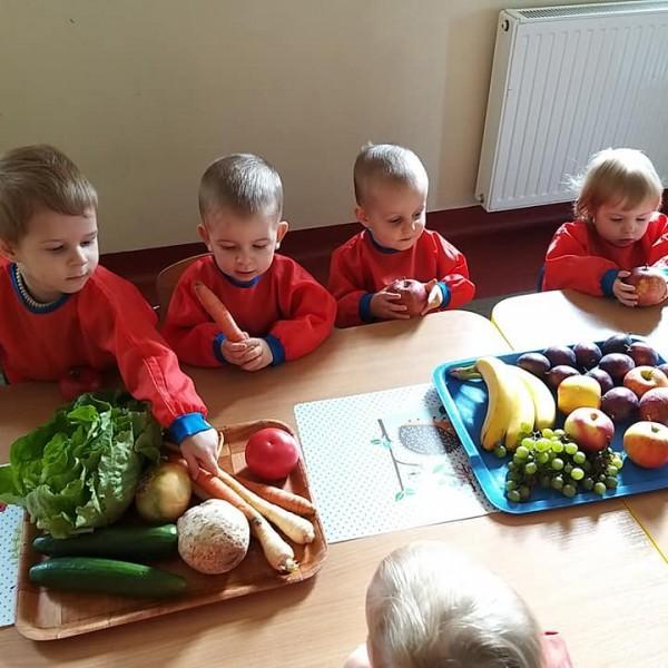 dzieci-jedzce-warzywa