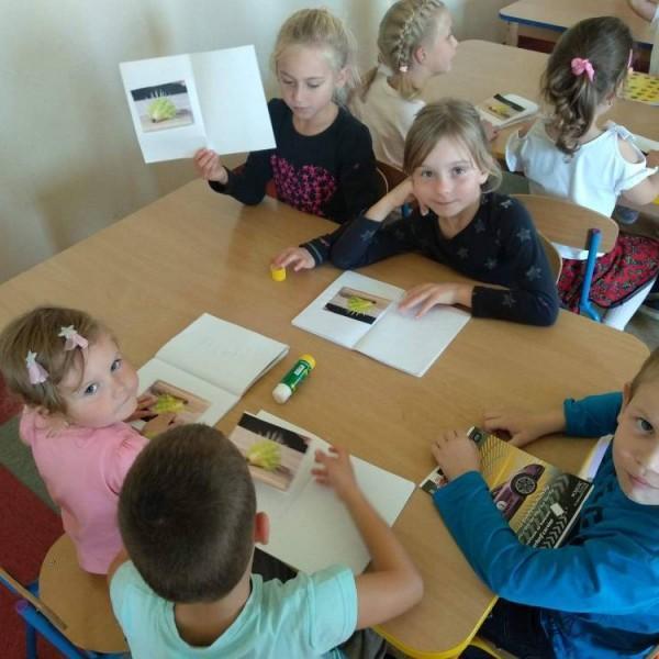 dzieci-klejace-w-zeszycie