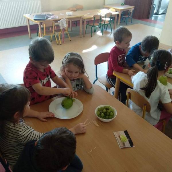wspolpracujace-dzieci-przy-robieniu-z-owocow