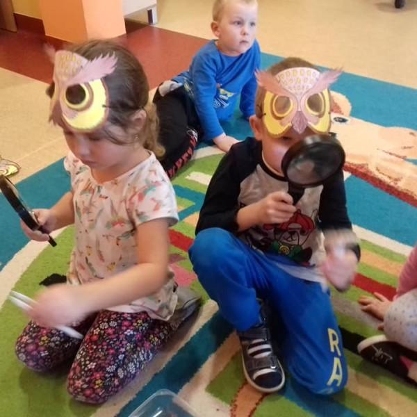 dzieci-z-lupa-ogladaja-obrazki