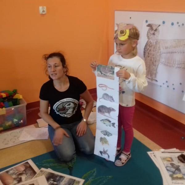dziecko-pokazujace-obrazki-zwierzat