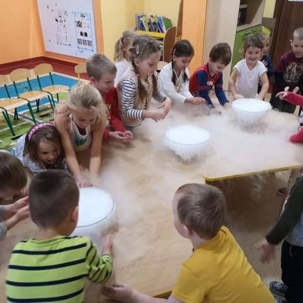 dzieci-bawiace-sie-w-laboratorium