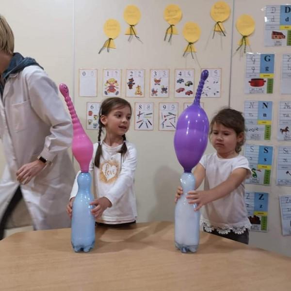 dzieci-robiace-doswiadzcenie-z-balonami