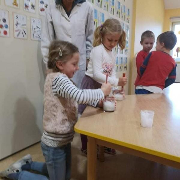 zdziewczynki-mieszajace-chemie