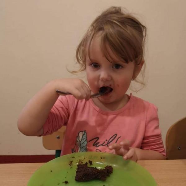 dziewczynka-je-ciasto
