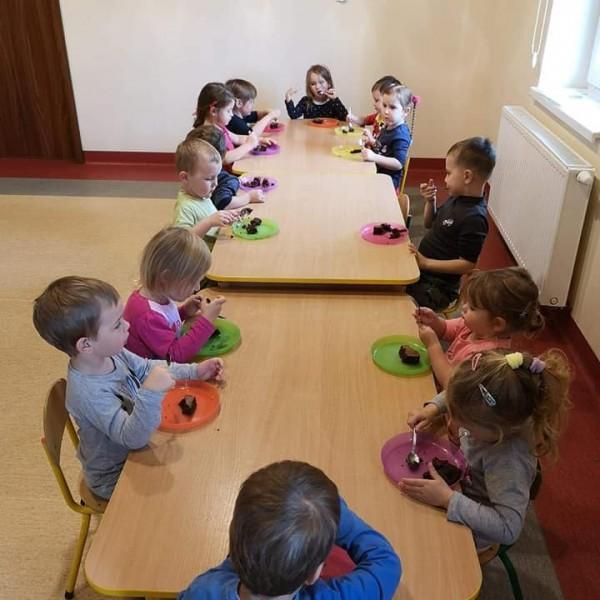 sala-dzieci-jedzacych-czekoladowe-ciasto