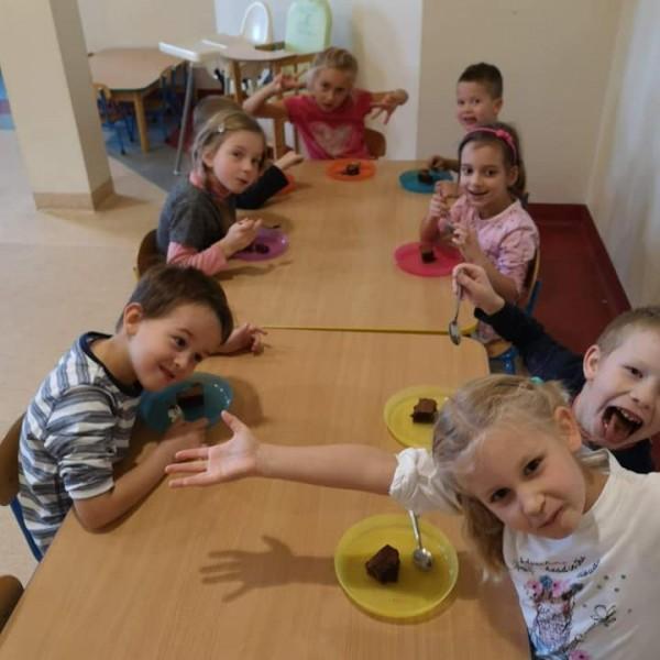 szczesliwe-dzieci-jedza-ciasto